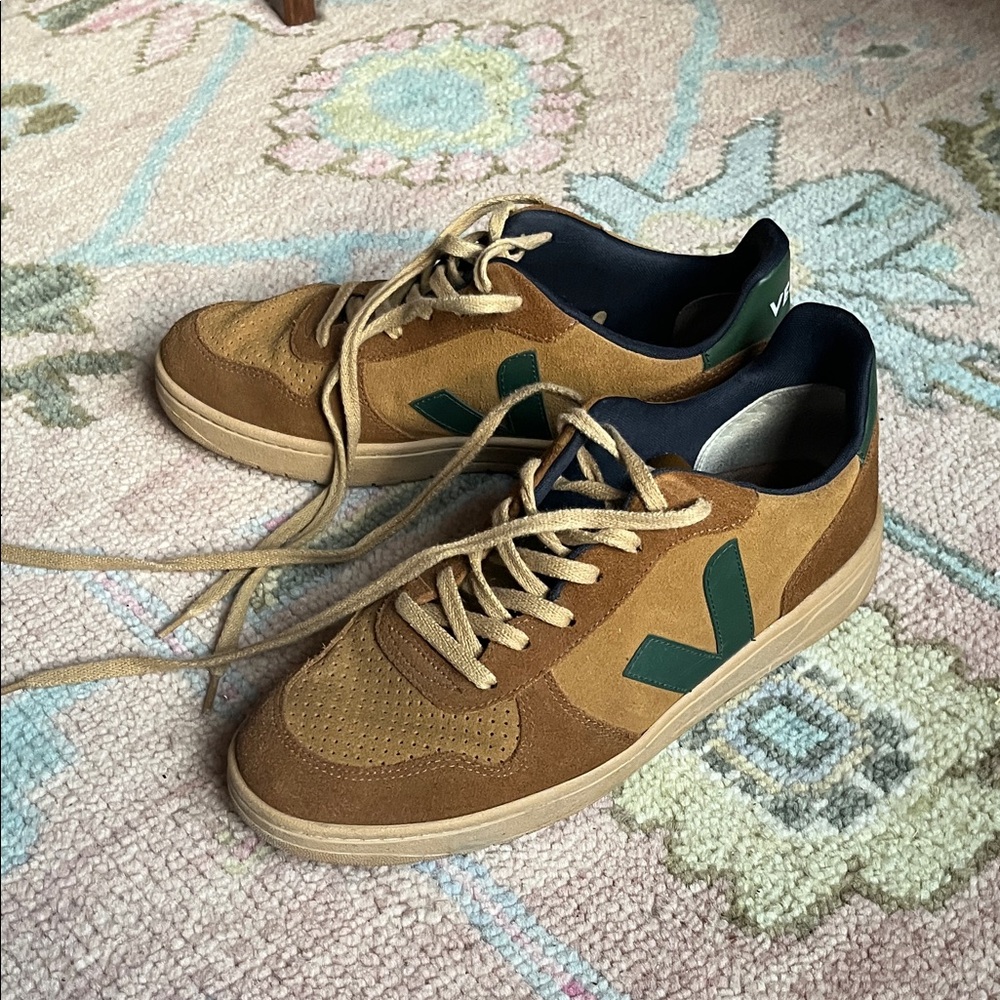 EUC Veja V-90 tan and green suede casual shoes trainers